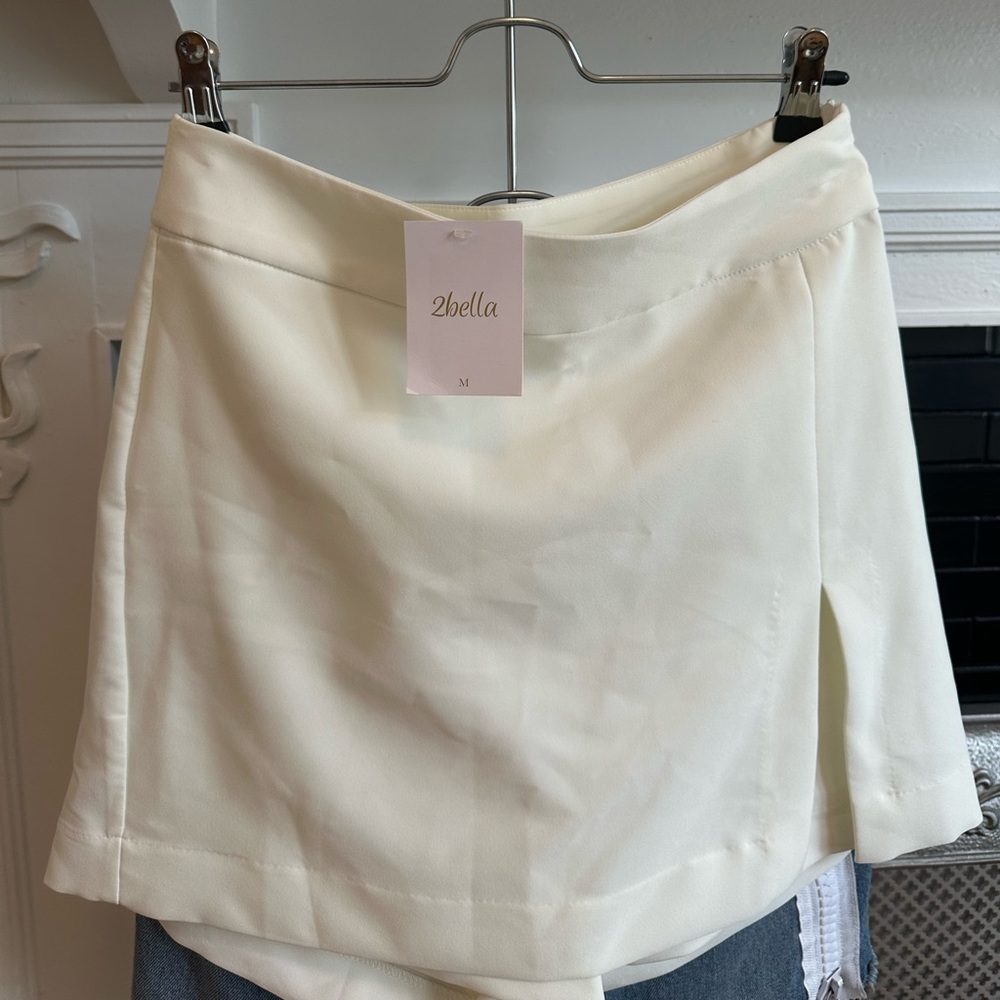 BOUTIQUE NEW 2bella cream short mini skort / skirt with shorts size medium NWT